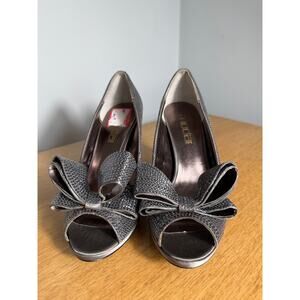 Moda Spana Metallic Grey Sparkle Bow Accent Open Toe Stiletto‎ Pump Heel Sz 8.5M
